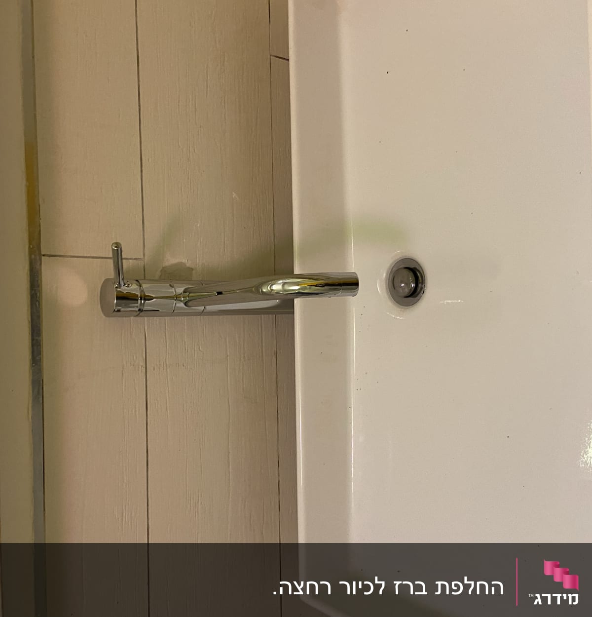 כיור לבן עם ברז כרום מבריק